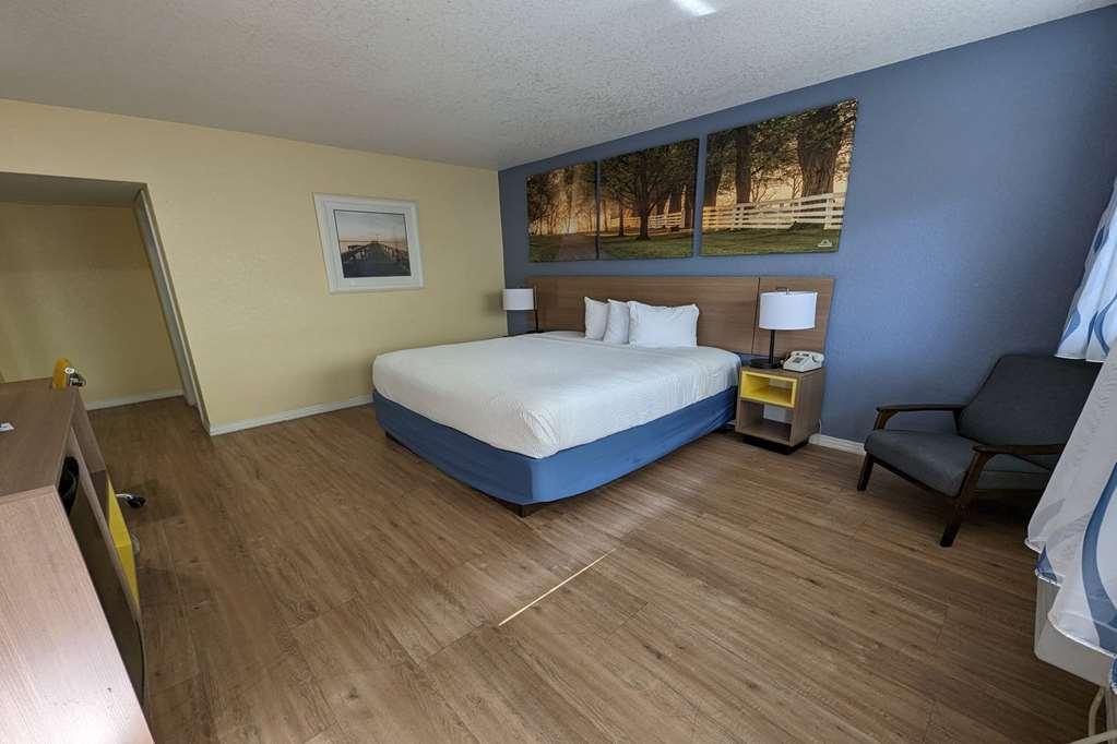 University Inn Gainesville Room photo